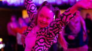 Luise tanzt - das Bild entstand bei der ersten inklusiven Disco am 29. Januar. Foto: Heike Neubauer-Antoci