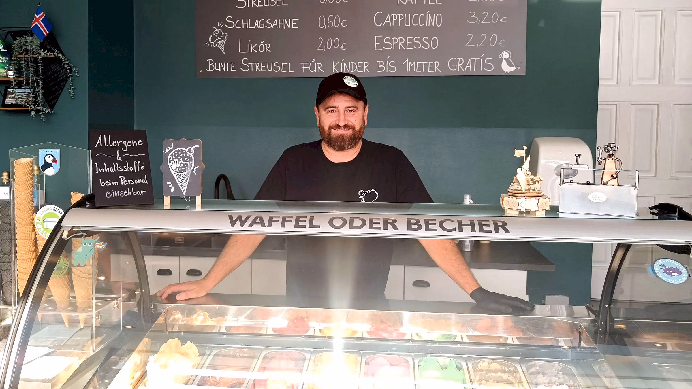 Der gelernte Speiseeishersteller führt einen Eisladen in Pieschen sowie Verkauf und Produktion in der Neustadt. Foto: S. Reichel