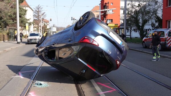 Auf der Leipziger Straße hatte sich aus bisher nun ungeköärter Ursache ein Auto überschlagen. Foto: R. Halkasch
