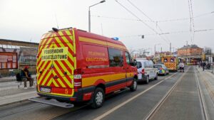 Unfall mit Linienbus auf der Großenhainer Straße Unfall mit Linienbus an der Haltestelle Liststraße - Foto: R. Halkasch
