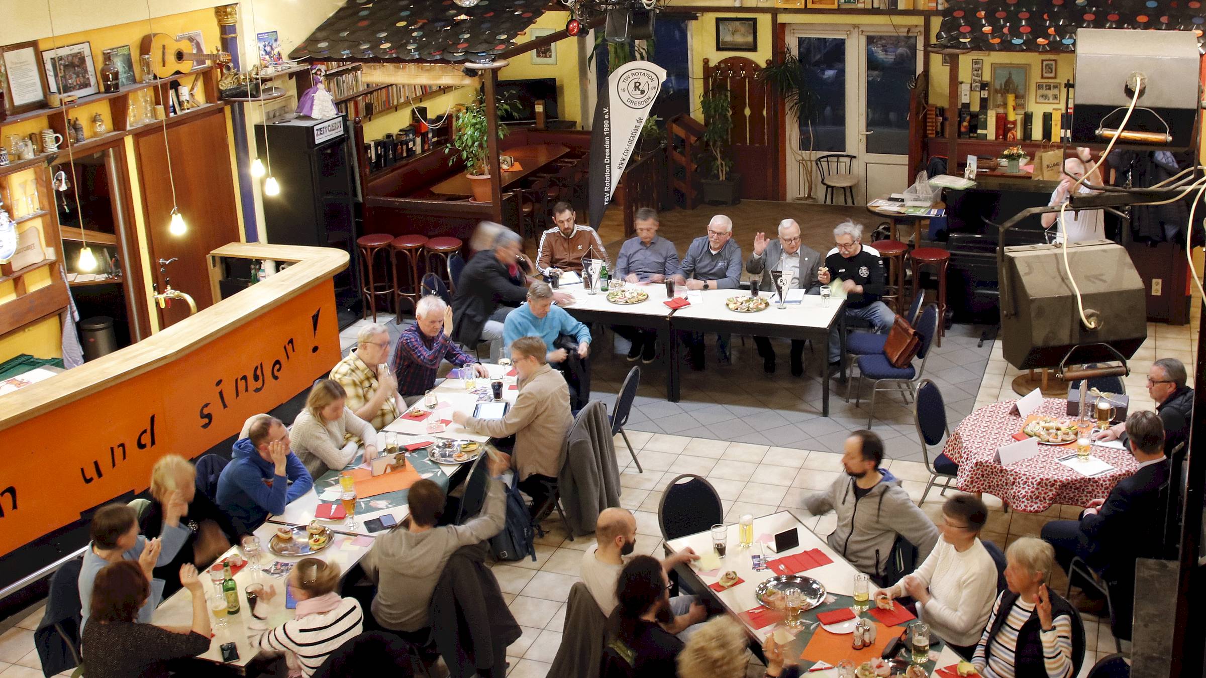 Rund 60 Delegierte aus allen Sportbereichen kamen zur Jahresversammlung ins "Zeitgeist" auf der Großenhainer Straße - Foto: J. Frintert