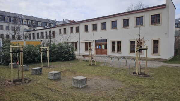 Vier Bäume und ein Busch wurden im Galvanohof gepflanzt. Foto: J. Frintert