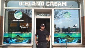 Frühlingsauftakt im „Iceland Cream“ von Dirk Schulz: Mit Saisonbeginn zieht es große und kleine Eishungrige in den Laden an der Leipziger Straße. Foto: S. Reichel