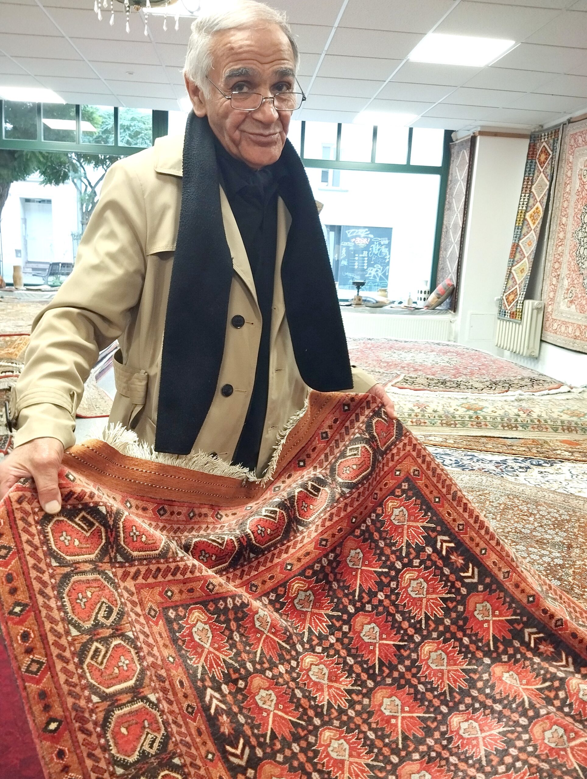 Assadnazari präsentiert Teppiche aus handgeknüpfter Seide oder Wolle mit bis zu einer Million Knoten pro Quadratmeter.