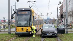Unfall an Kreuzung Flößerstraße und Pieschener Straße Verkehrsunfall an der Pieschener Straße - Foto: Roland Halkasch