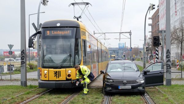 Verkehrsunfall an der Pieschener Straße - Foto: Roland Halkasch