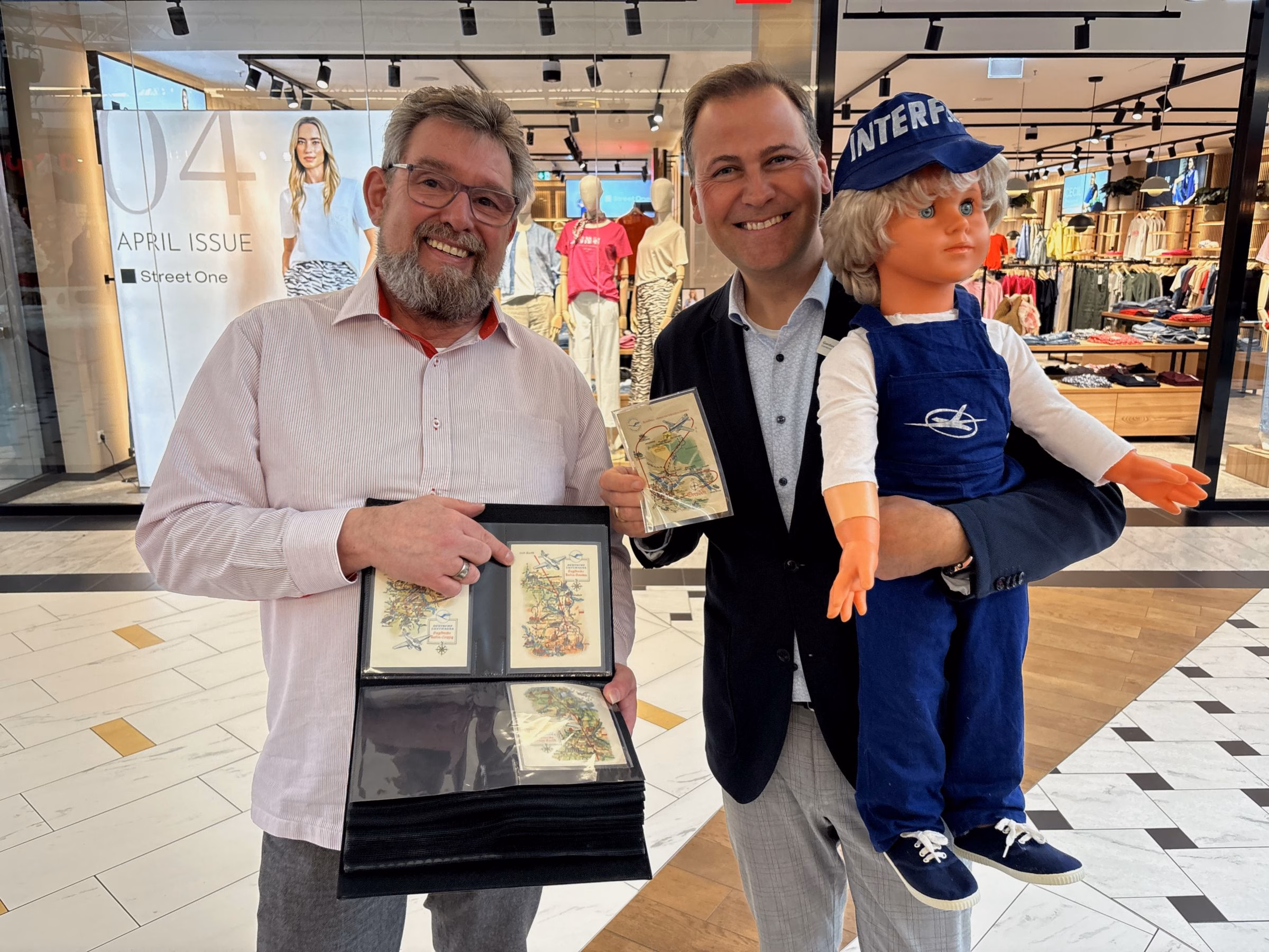 Sammler Torsten Meisel mit Centermanager Gordon Knabe im Elbepark - Foto: meeco Communication Services