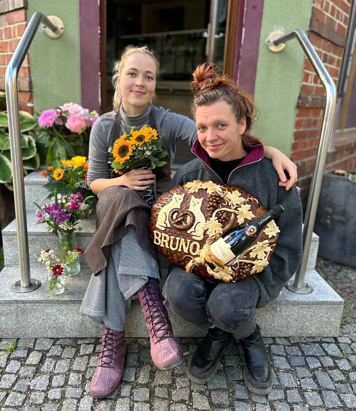 Die jungen Bäckermeisterinnen wurden von Rothes Stammkundschaft herzlich empfangen. Foto: Bäckerei Bruno