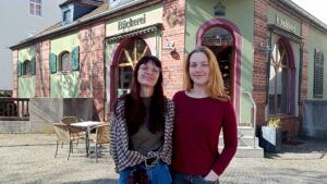 Viviane Brunk (l.) und Fiona Norbron (r.) haben die "Kronenbäckerei Rothe" übernommen. Der neue Name lautet "Bäckerei Bruno". Foto: S. Reichel