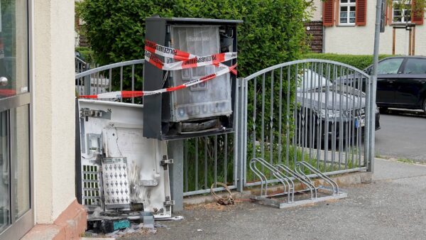 Gesprengter Zigarettenautomat - Foto: R. Halkasch