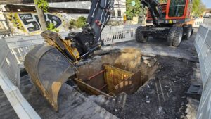Rund zwei Meter tief ist das Loch in der Industriesstraße - Foto: J. Frintert