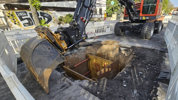 Rund zwei Meter tief ist das Loch in der Industriesstraße - Foto: J. Frintert