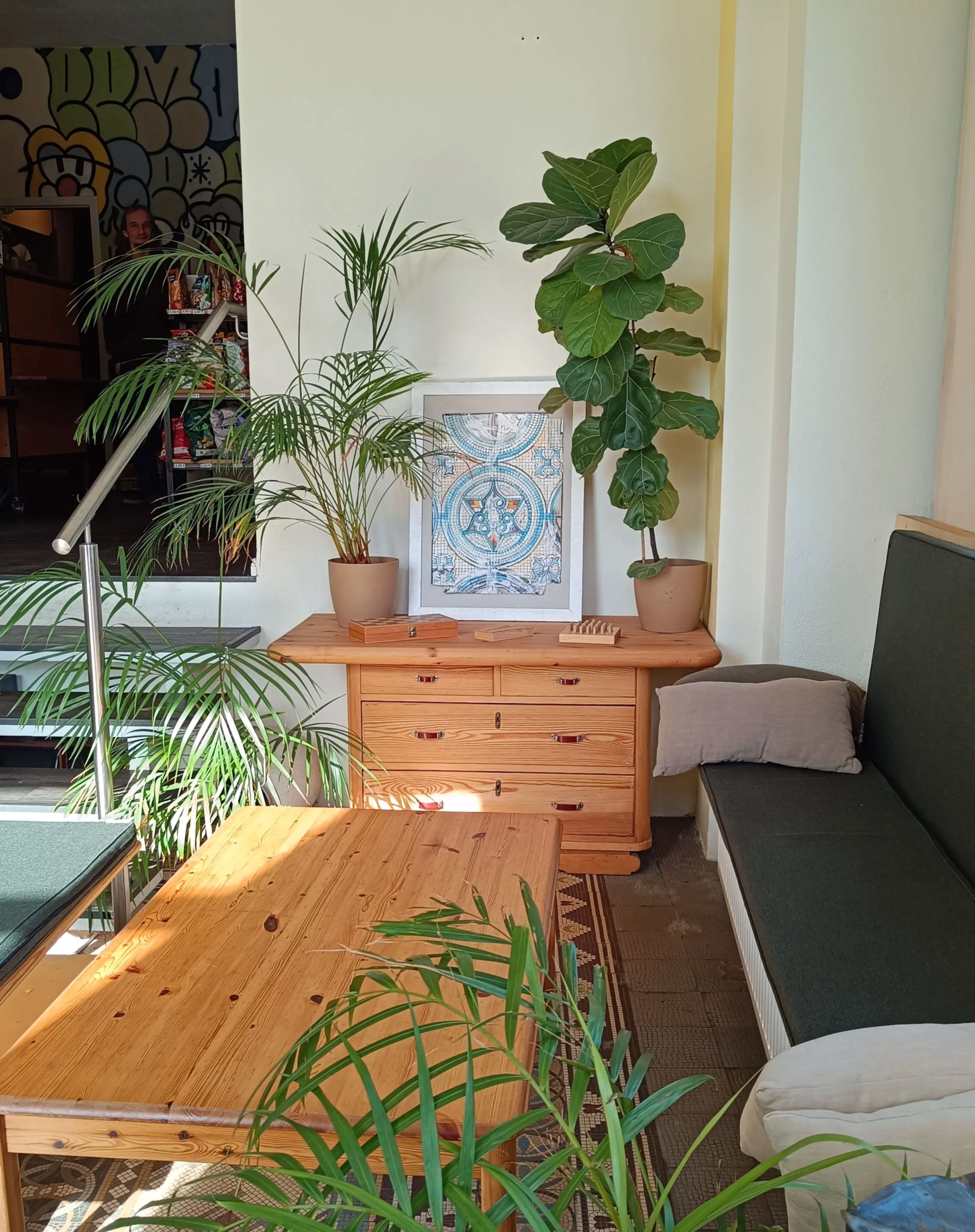 "DieLe50" ist Nachbarschaftstreff, an dem man sich auch mal aufhalten kann. Es gibt einen großzügigen Sitzbereich. Foto: S. Reichel