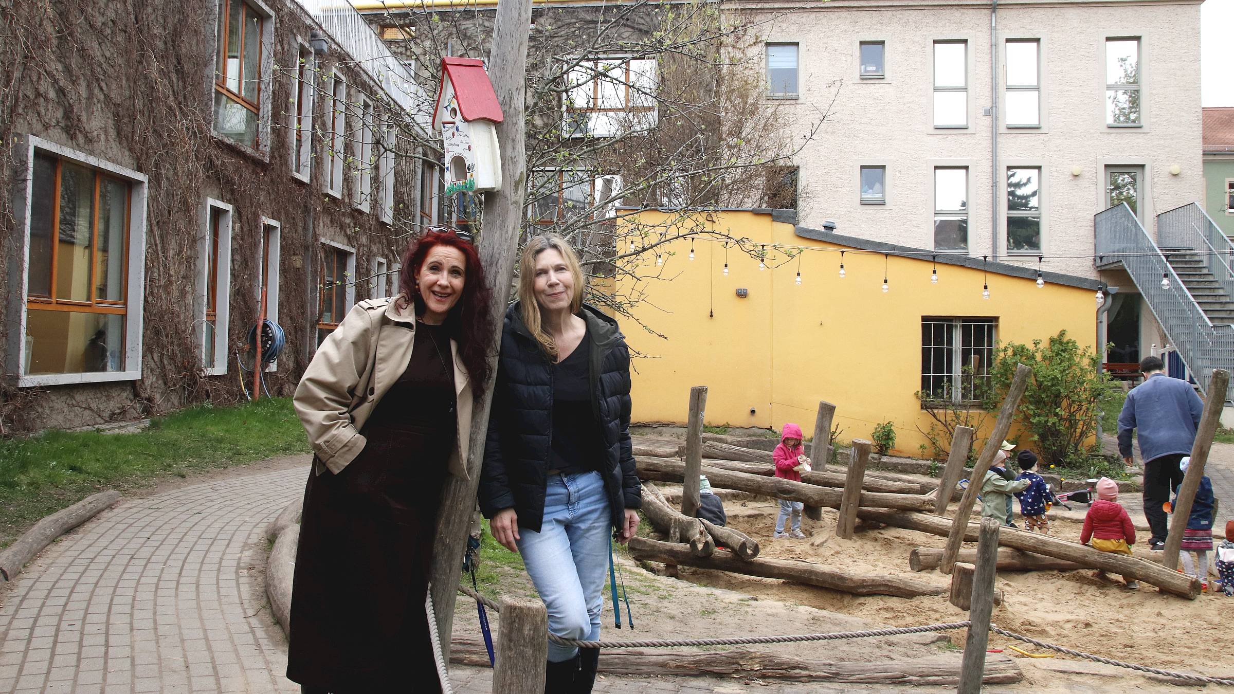 Grit Wehner vom Trägerverein und Kita-Leiterin Cornelia Gerlach im Garten der Kita - Foto: J. Frintert