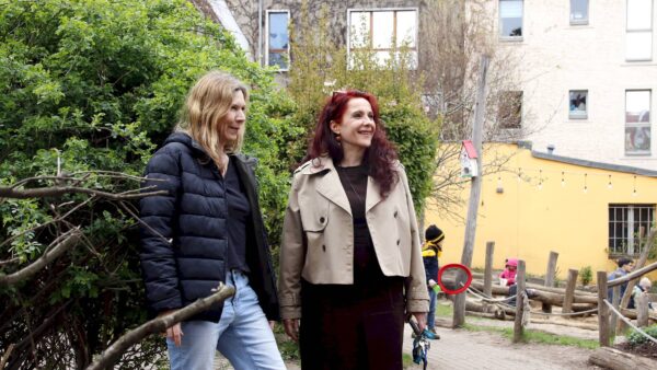 Kita-Leiterin Cornelia Gerlach und Grit Wehner vom Trägerverein im Garten der Kita - Foto: J. Frintert