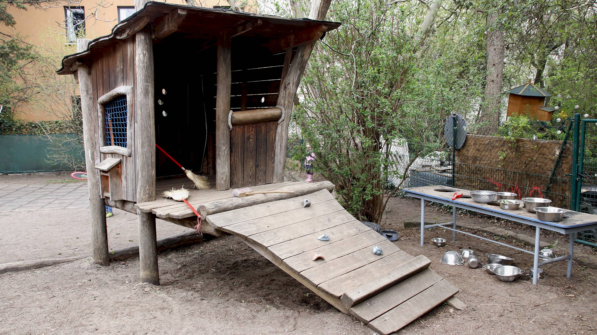 Im Garten gibt es neben jeder Menge Spielzeug, Fahrgeräten, auch kleine Besen, da kann das Geheimversteck auch mal schnell ausgekehrt werden. Foto: J. Frintert