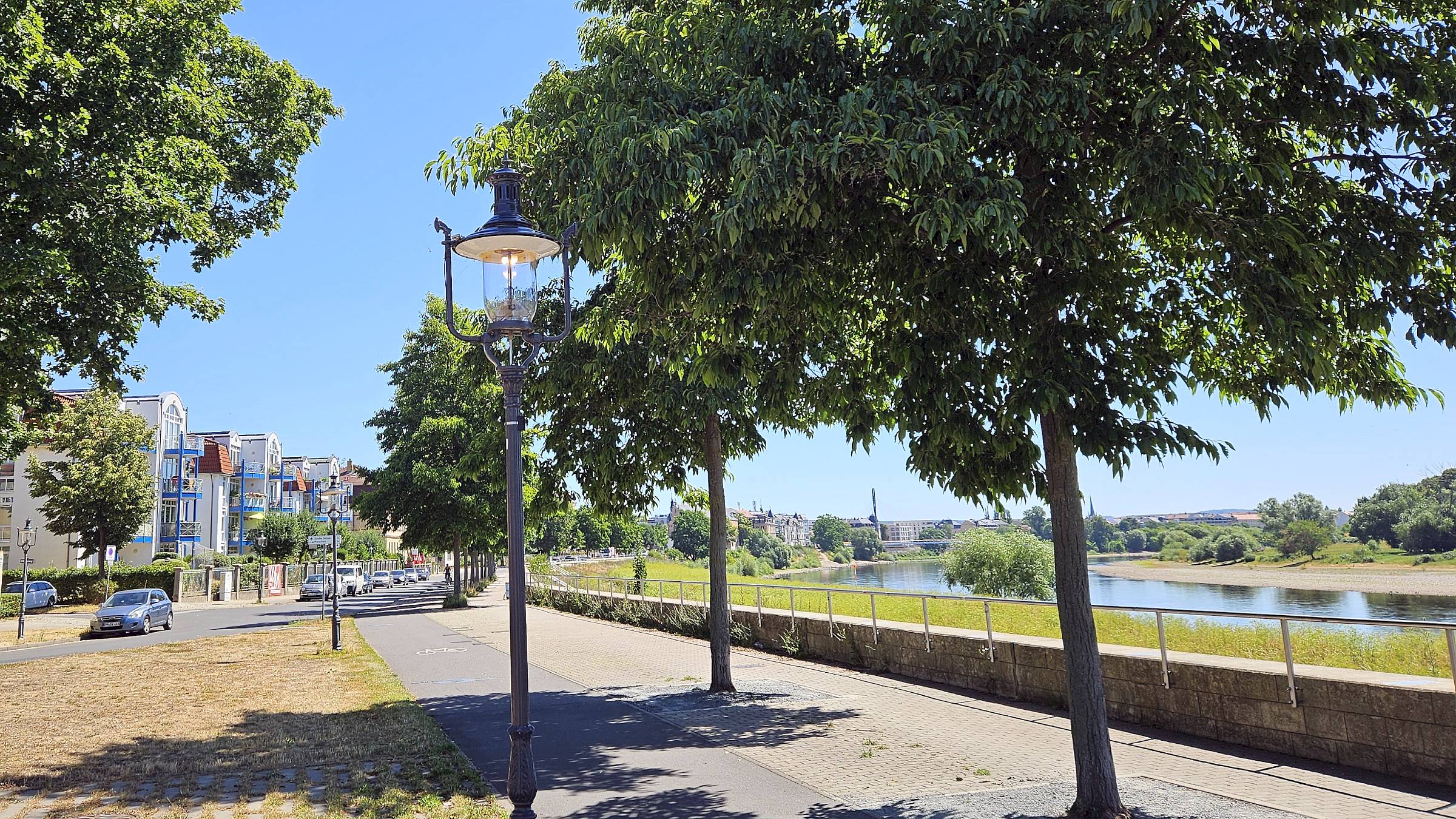 Kötzschenbroder Straße mit Hochwasserschutzanlage - Foto: Archiv J. Frintert