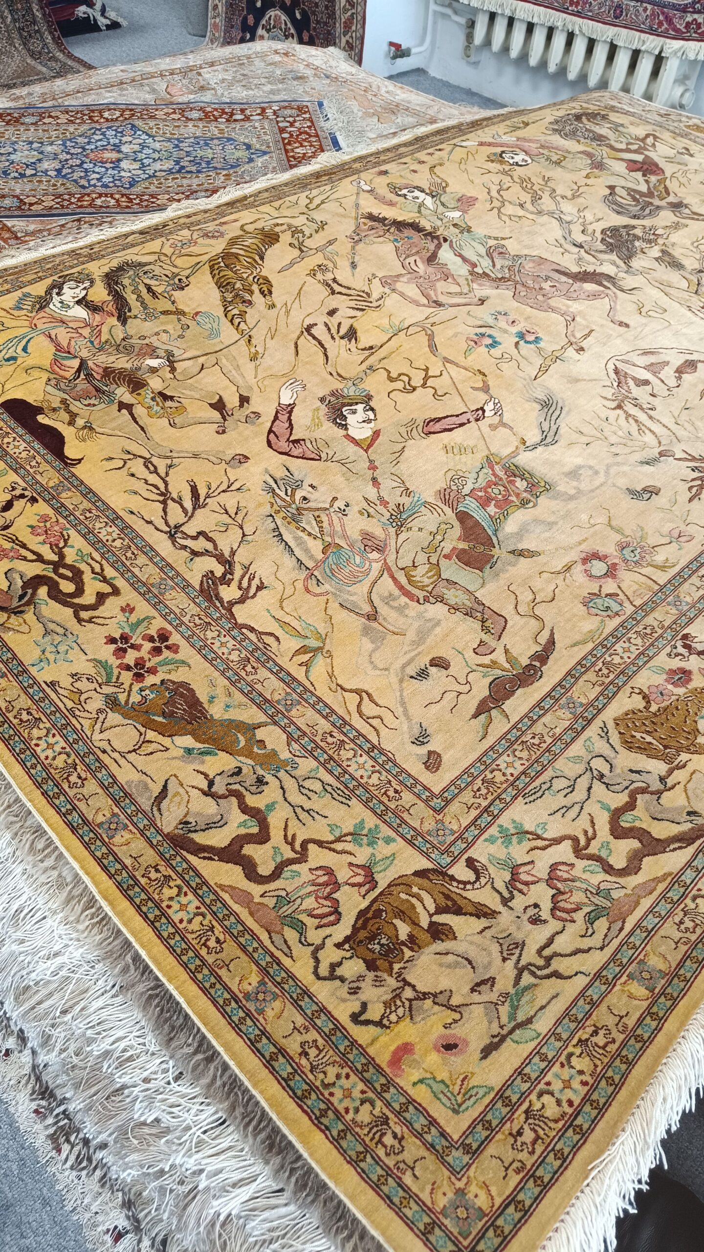 Gemäldeteppiche aus Seide. "Die sehen aus wie gemalt", so der Inhaber.