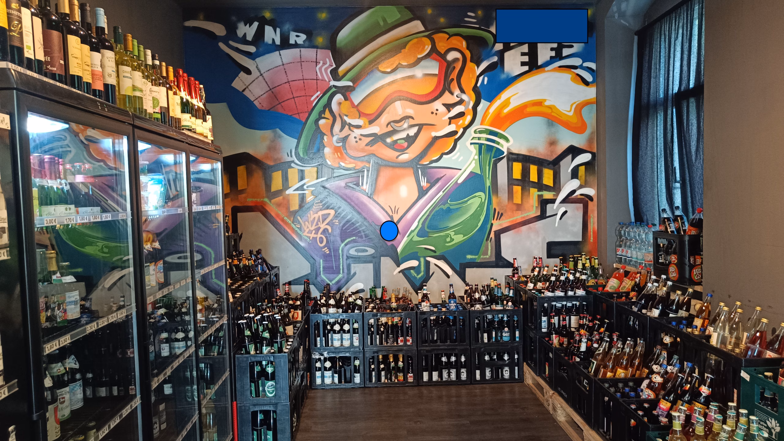 Die Wandgraffiti haben Tim und mehrere Kumpels kreiert. Auf ein breites Getränkesortiment legt er Wert, auch wenn Tim selbst kein Bier trinkt.