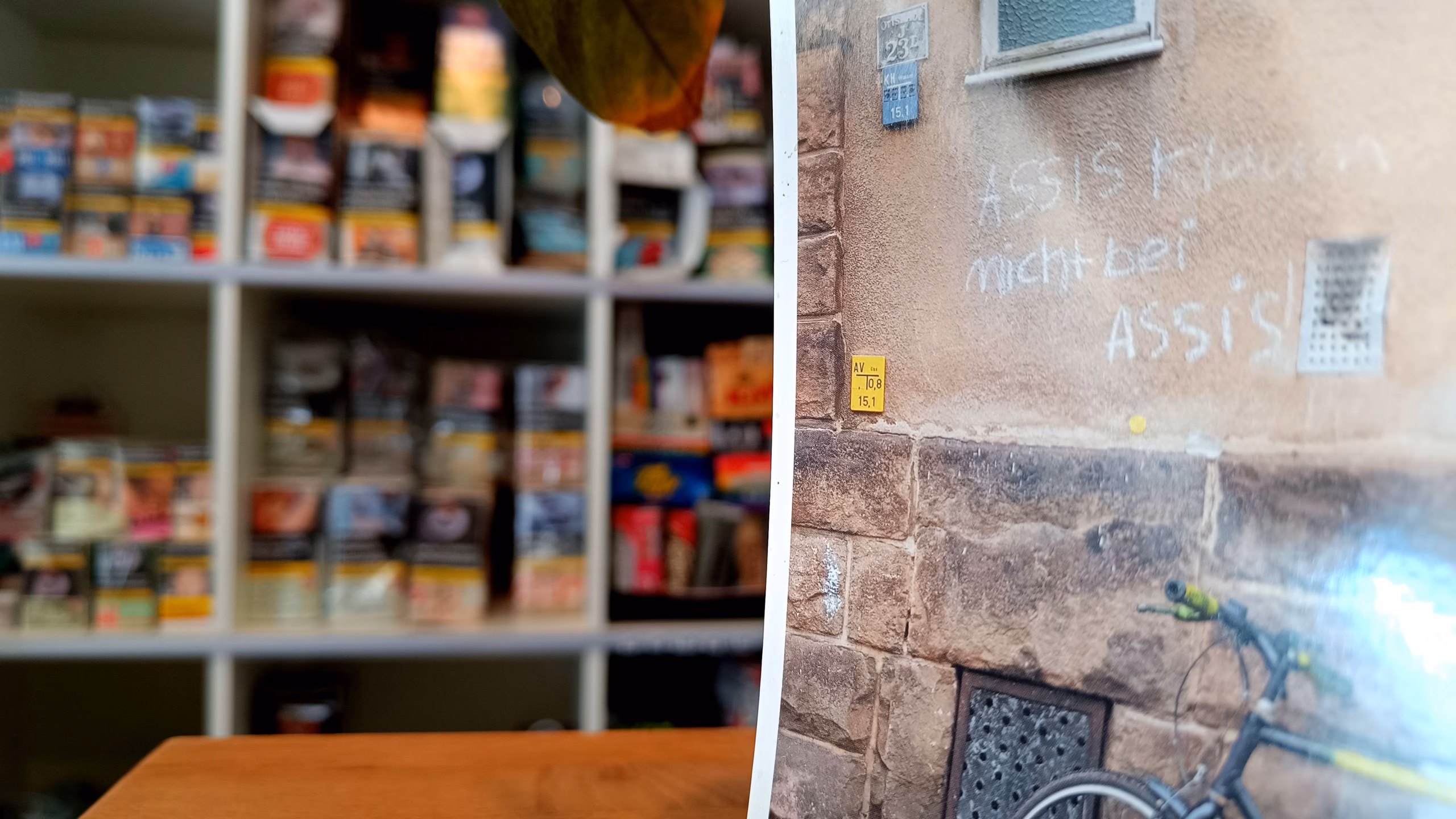 Tabakwaren bekommt man im "DieLe50". Bei CBD-Produkten ist Tim allerdings skeptisch.