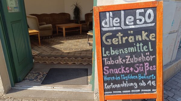 Tim ist Inhaber des Spätshops an der Leipziger Straße 50. Seit 2022 betreibt er "DieLe50".