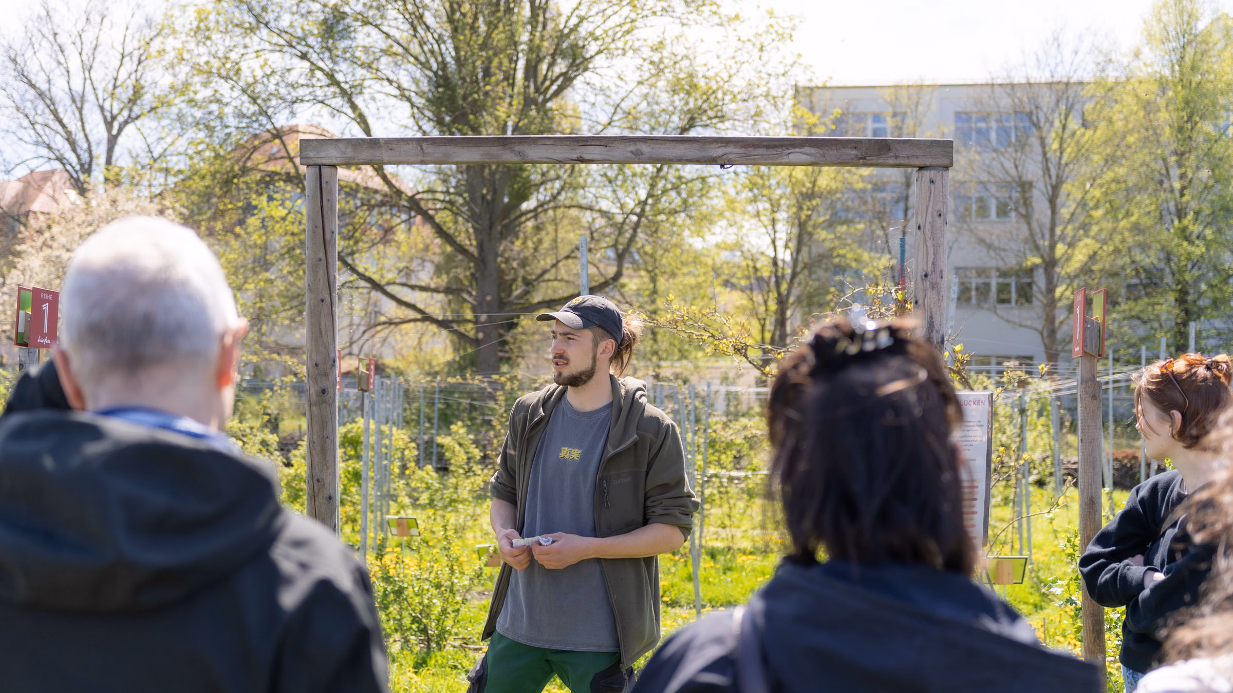 Aufmerksamen Zuhörer*innen zeigt Vincenzo die Selbstpflücke. Foto: Sebastian Diehl