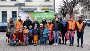 Knapp die Hälfte der freiwilligen Putztruppe - Foto: J. Frintert