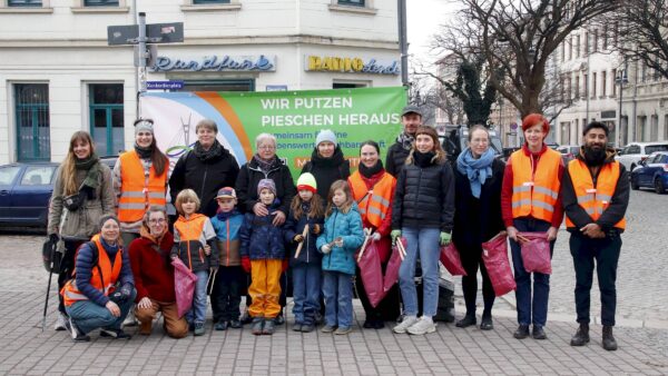 Knapp die Hälfte der freiwilligen Putztruppe - Foto: J. Frintert