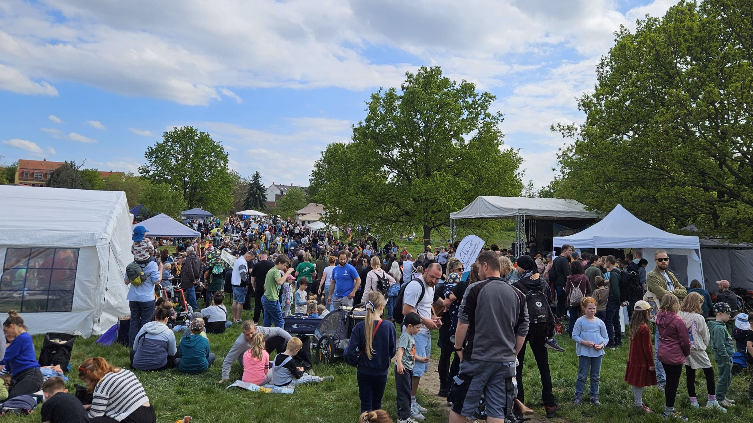 Hunderte waren bei bestem Wetter auf die Hufewiesen gekommen. Foto: J. Frintert
