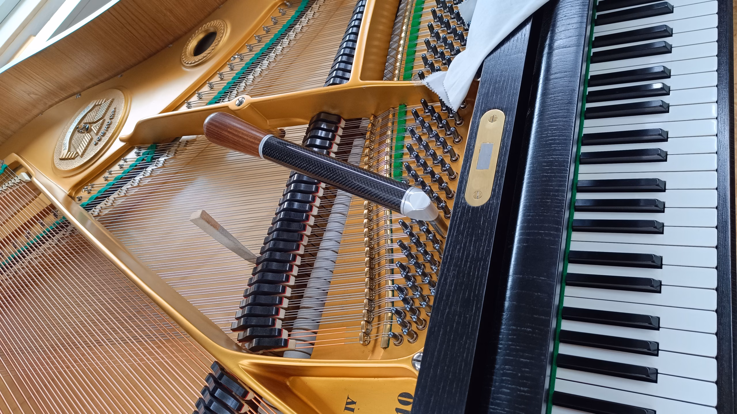 Der Stimmhammer wird eingesetzt, um die einzelnen Saiten eines Tones zu stimmen.