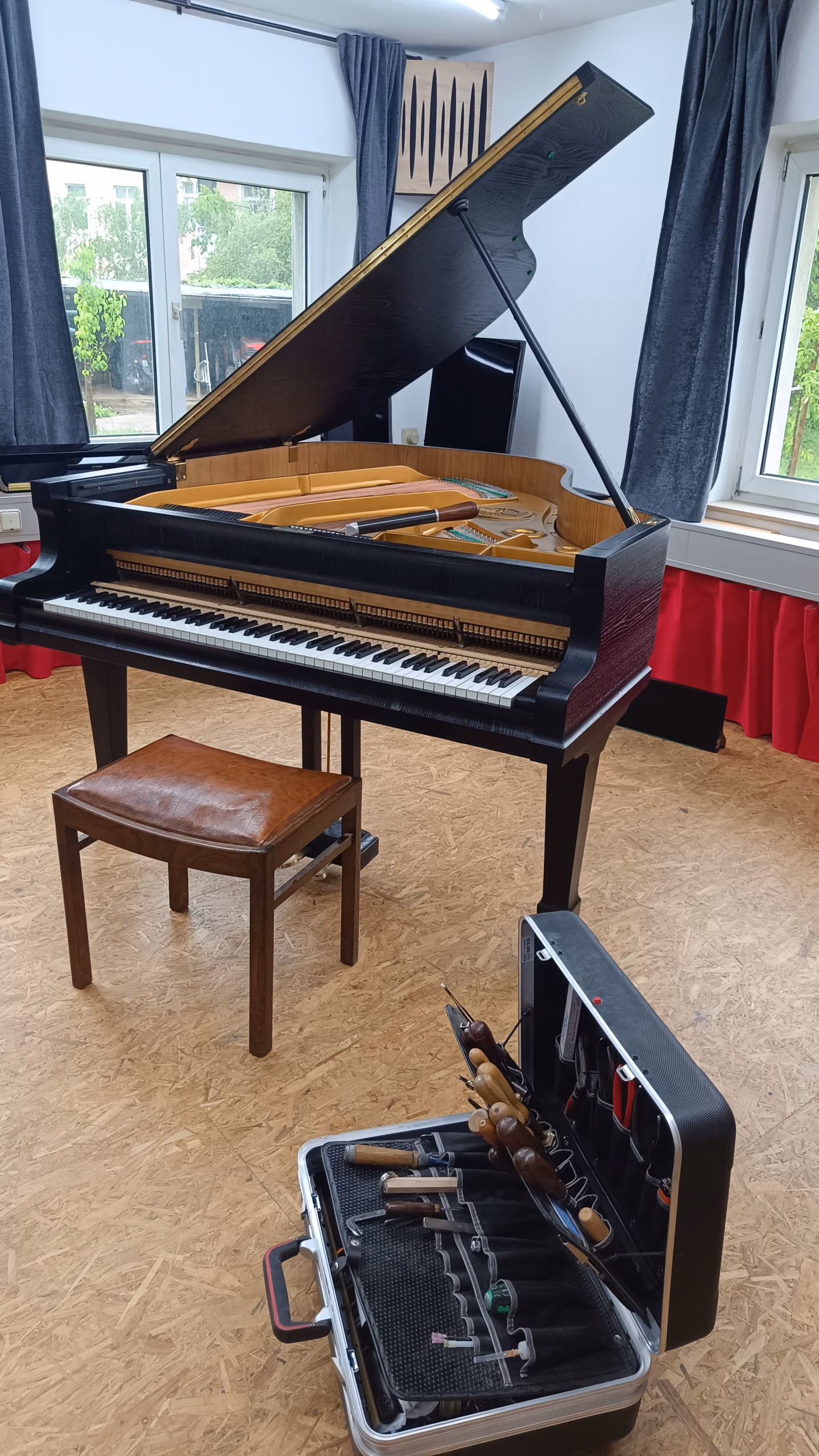 Vor "Schoenkestimmt" arbeitete der Klavierbaumeister beim "Pianohaus Micke". Deren "Steinway & Sons"-Instrumente „sind der Porsche unter den Flügeln“, meint Schoenke.