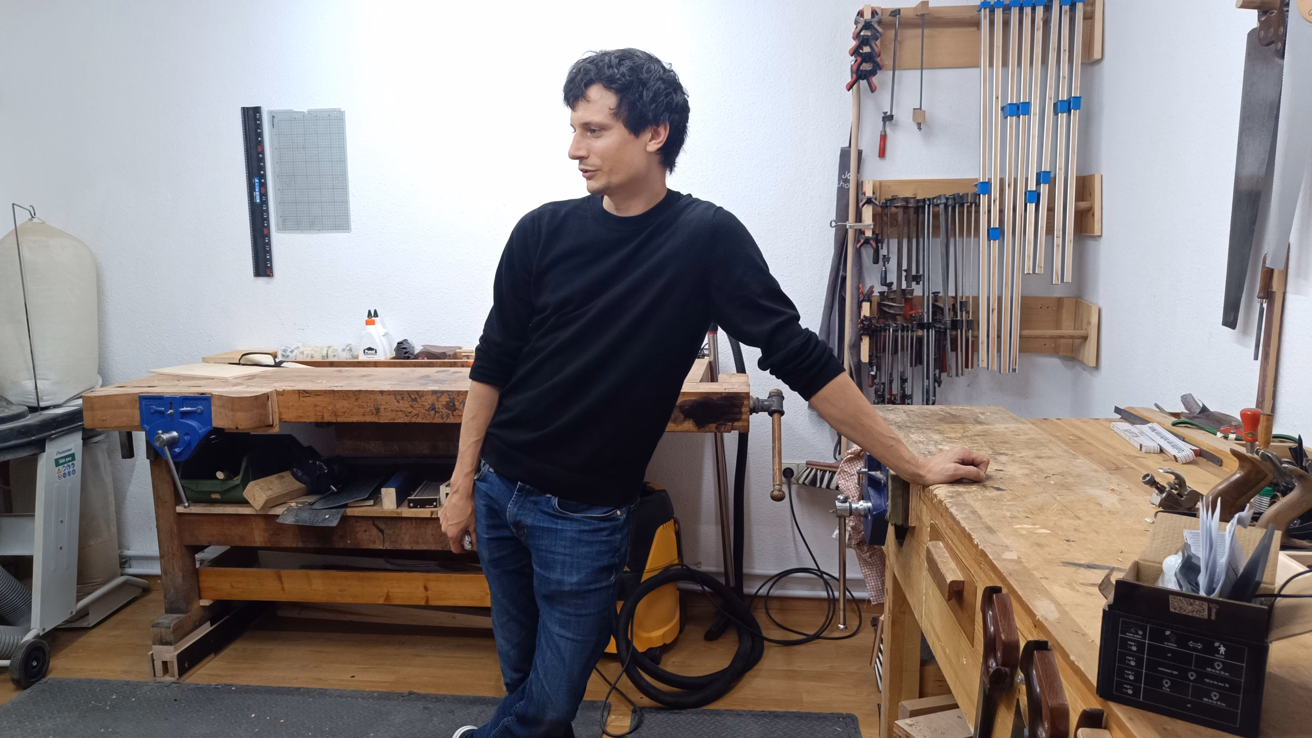 Jonas Schoenke in der Werkstatt. Hier erledigt er kleine und größere Holzarbeiten.
