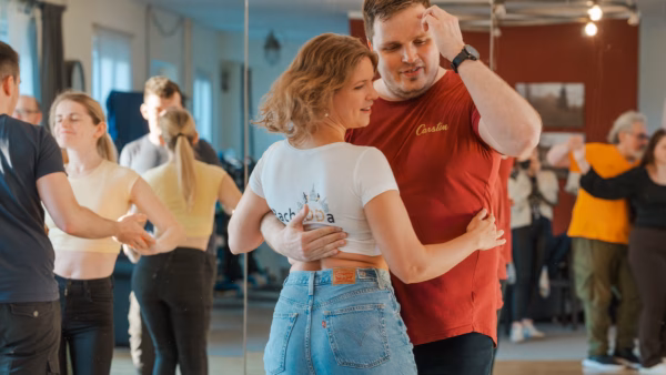 Lisa Bruns und Carsten Trzaska betreiben die Dresdner Tanzschule „Bachadda“ und engagieren sich seit Jahren für den Aufbau der Bachata-Szene in der Stadt. Foto: Makowa M. Photography