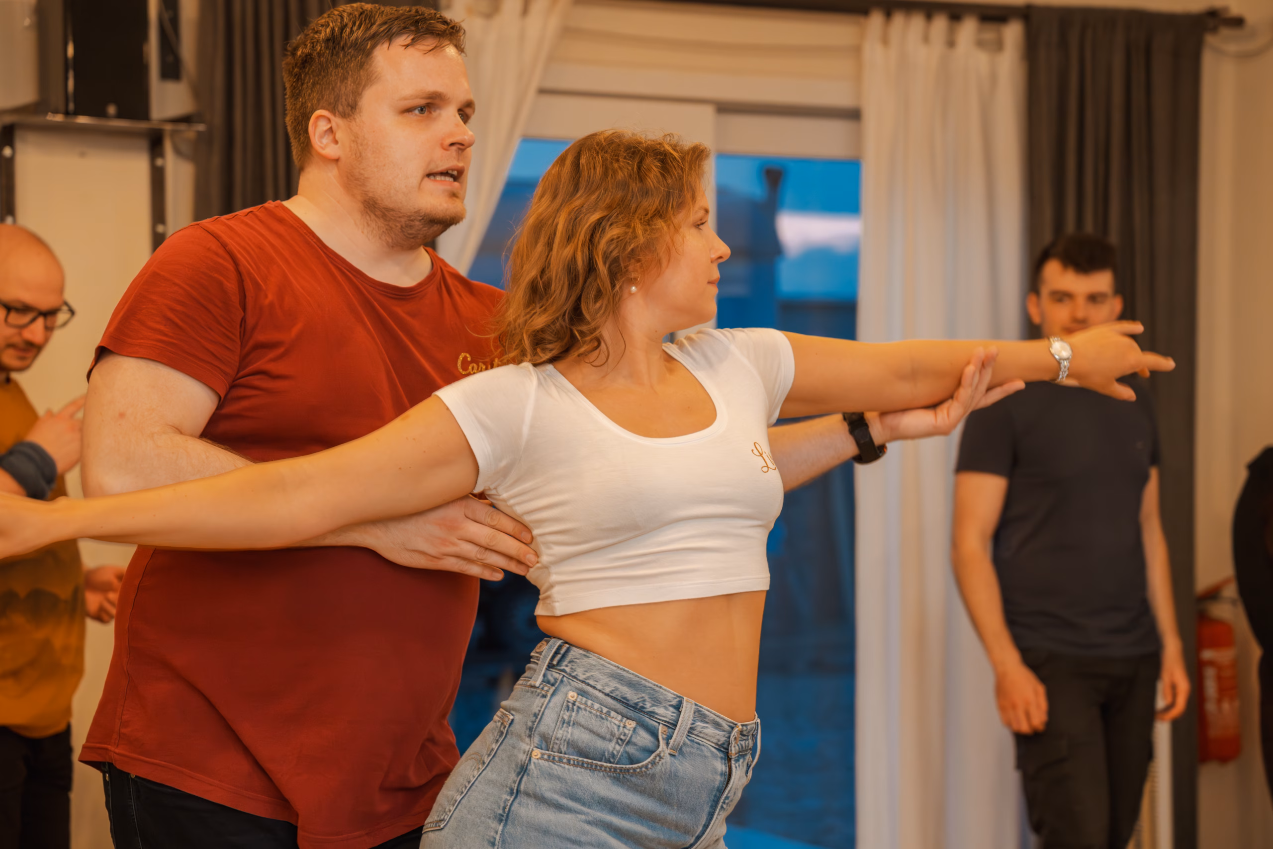 Lisa Bruns und Carsten Trzaska tanzen Bachata sensual. Der Tanzstil verbindet fließende Bewegungen mit dynamischen Figurenwechseln. Foto: Makowa M. Photography