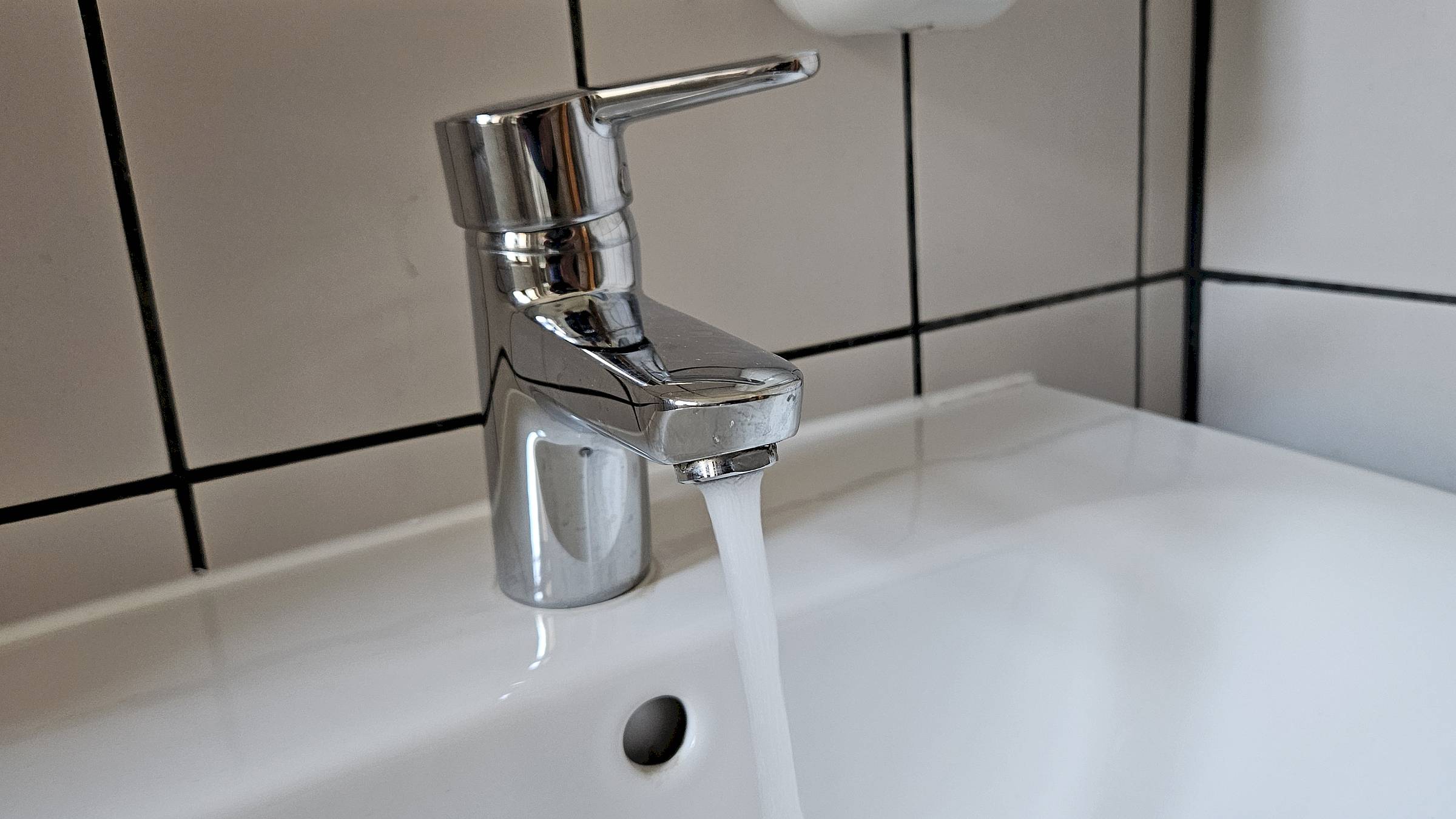 Wasserhahn nicht unnötig laufen lassen - Foto: Anton Launer