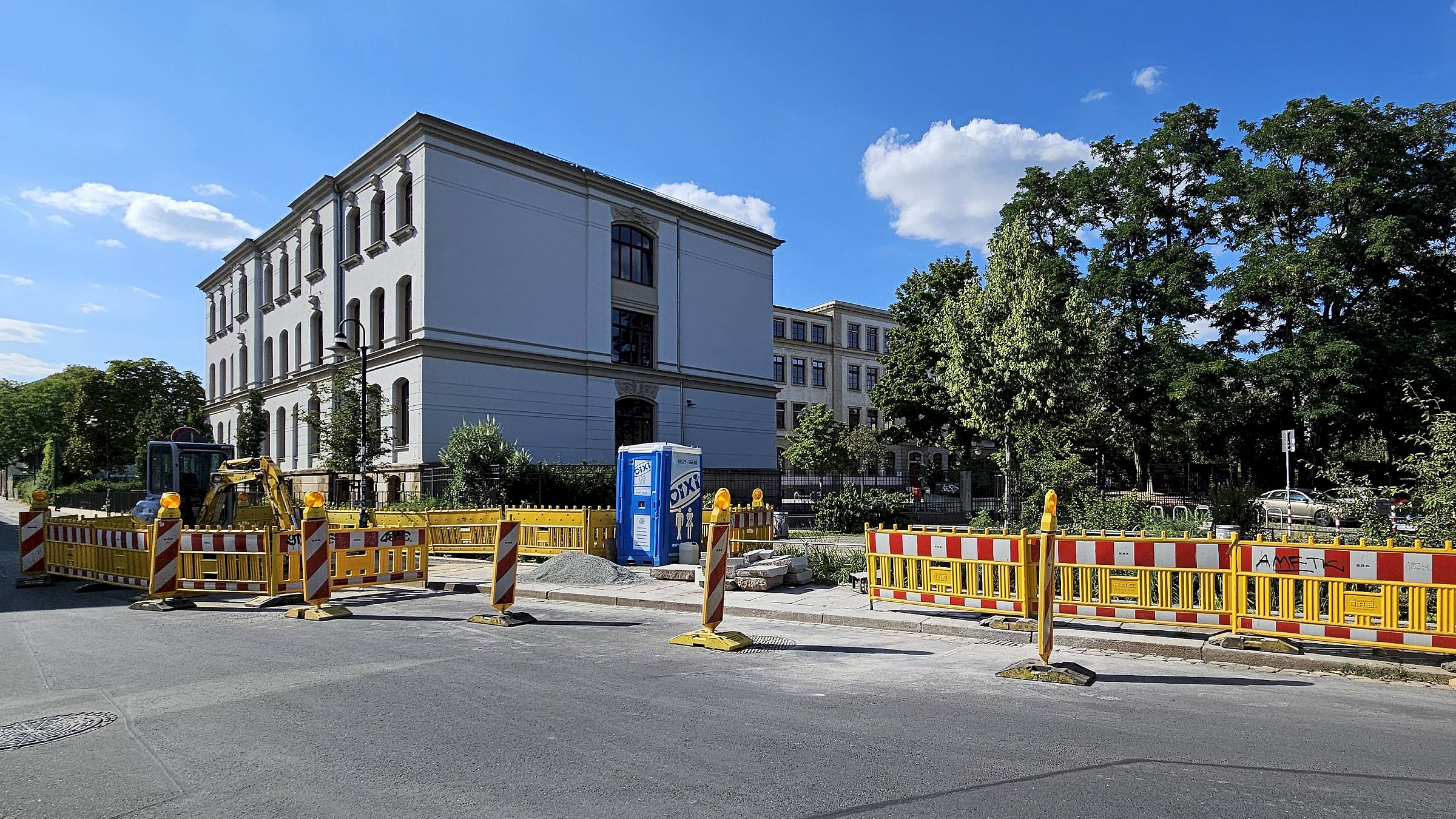 Bagger, Bauzäune und ein Dixi-Klo: Vor der 8. Grundschule an der Konkordienstraße wird die Schulwegsicherheit verbessert. Foto: J. Frintert