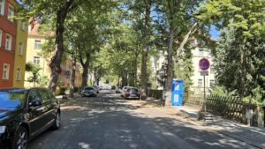Trachau: Stephanstraße wird für Fußwegsanierung voll gesperrt Die Halteverbotsschilder stehen schon bereit. Ab Montag, 17. August ist die Straße gesperrt. Foto: J. Frintert