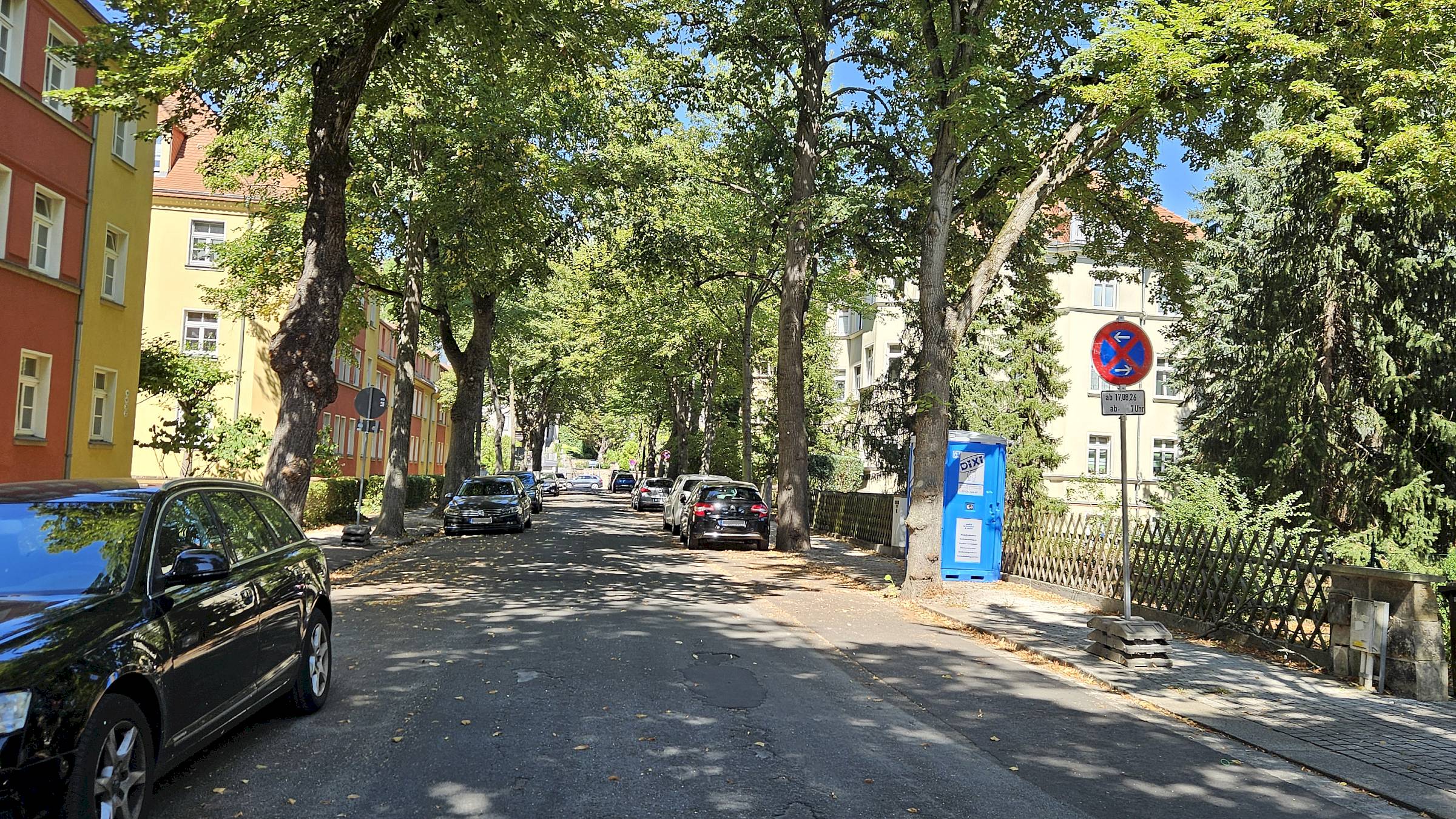 Die Halteverbotsschilder stehen schon bereit. Ab Montag, 17. August ist die Straße gesperrt. Foto: J. Frintert