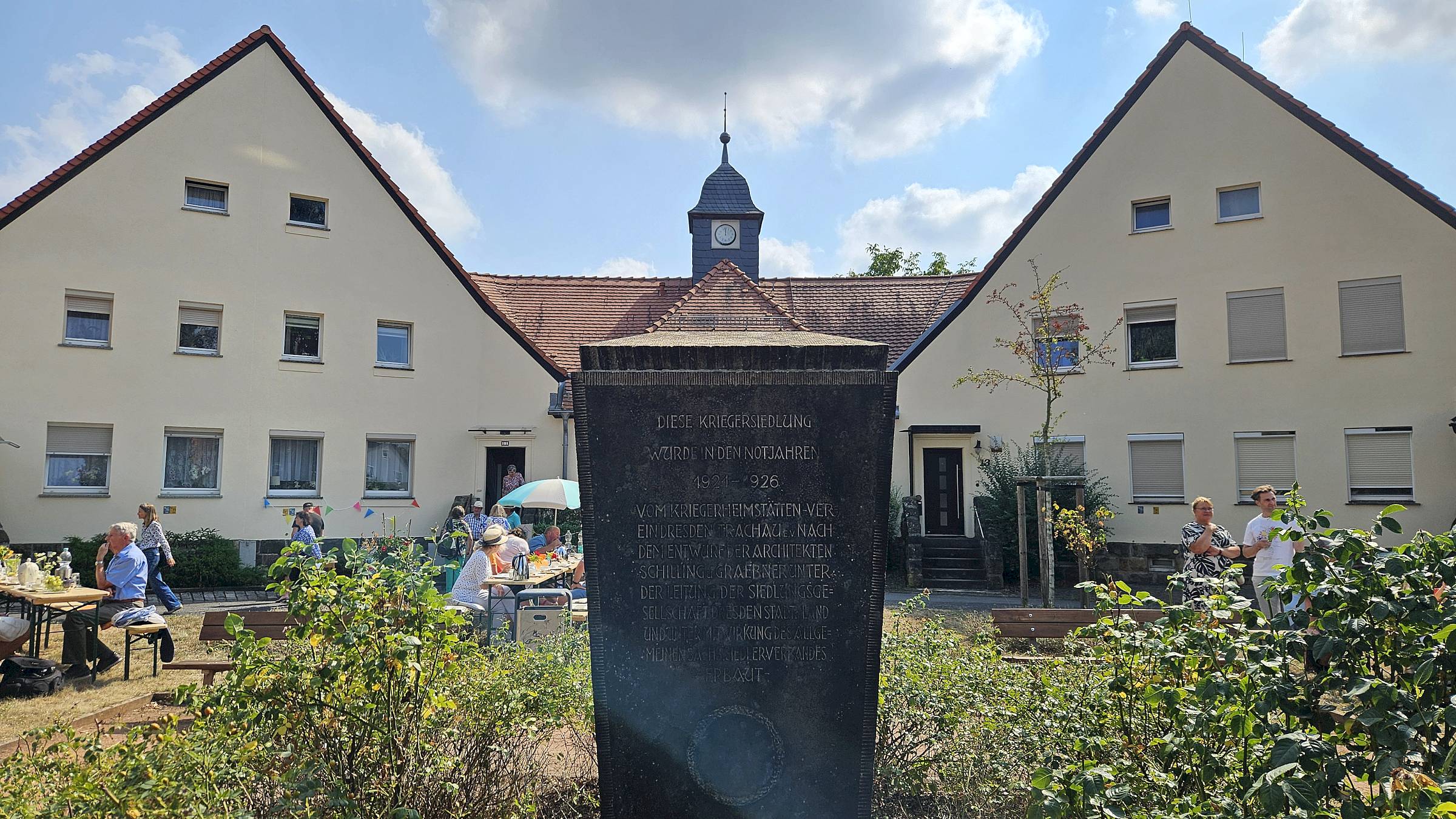 Der Gedenkstein wurde zur Einweihung der Siedlung gesetzt. Foto: J. Frintert