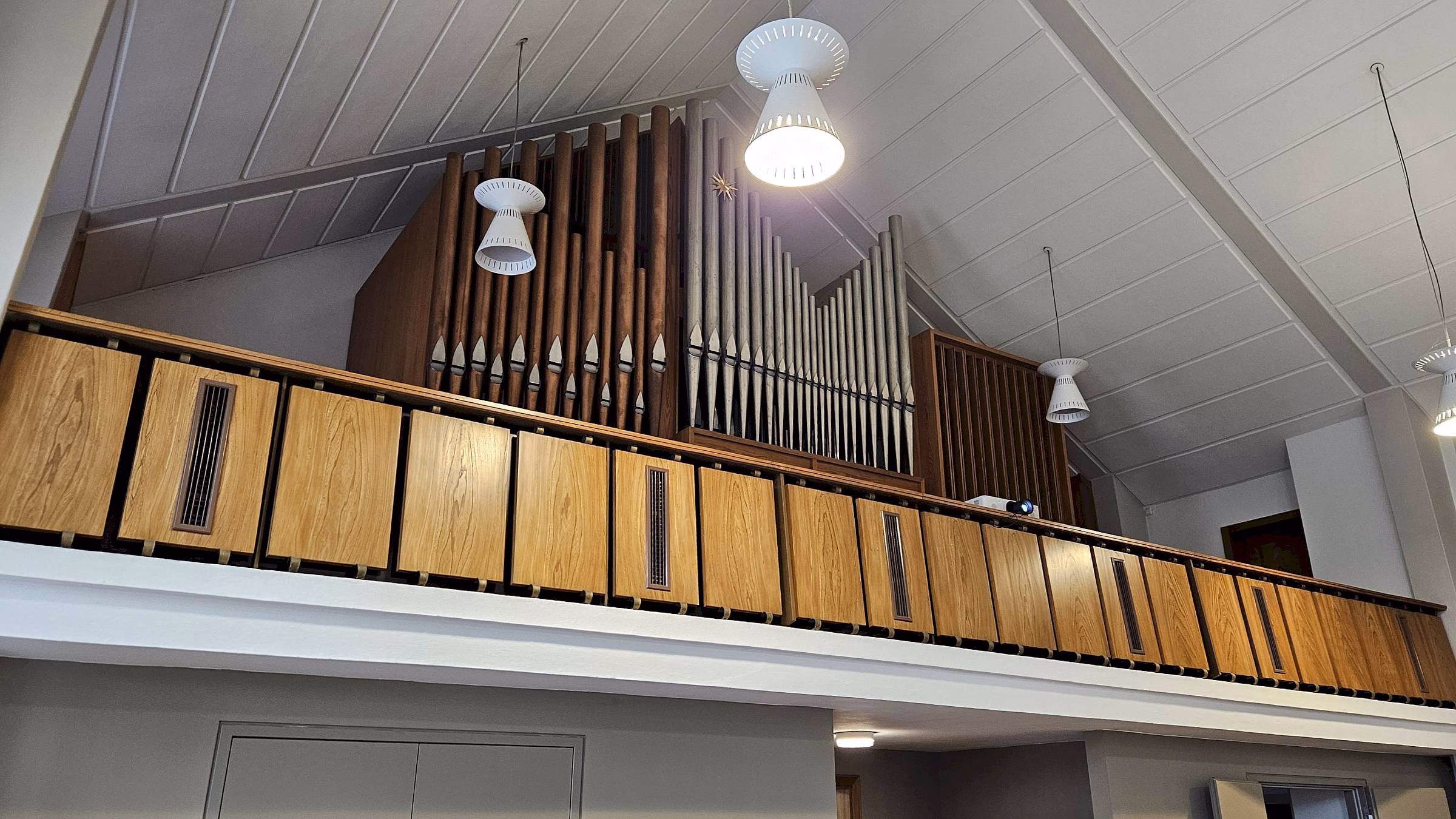 Ratssitzung unter der Orgel bei Glockengeläut - Foto: J. Frintert