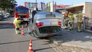 Auto überschlägt sich in Trachau - Foto: R. Halkasch