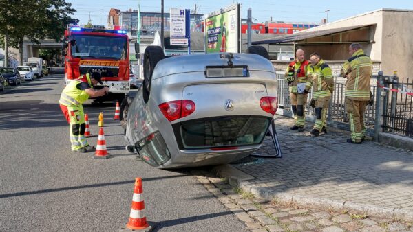 Auto überschlägt sich in Trachau - Foto: R. Halkasch