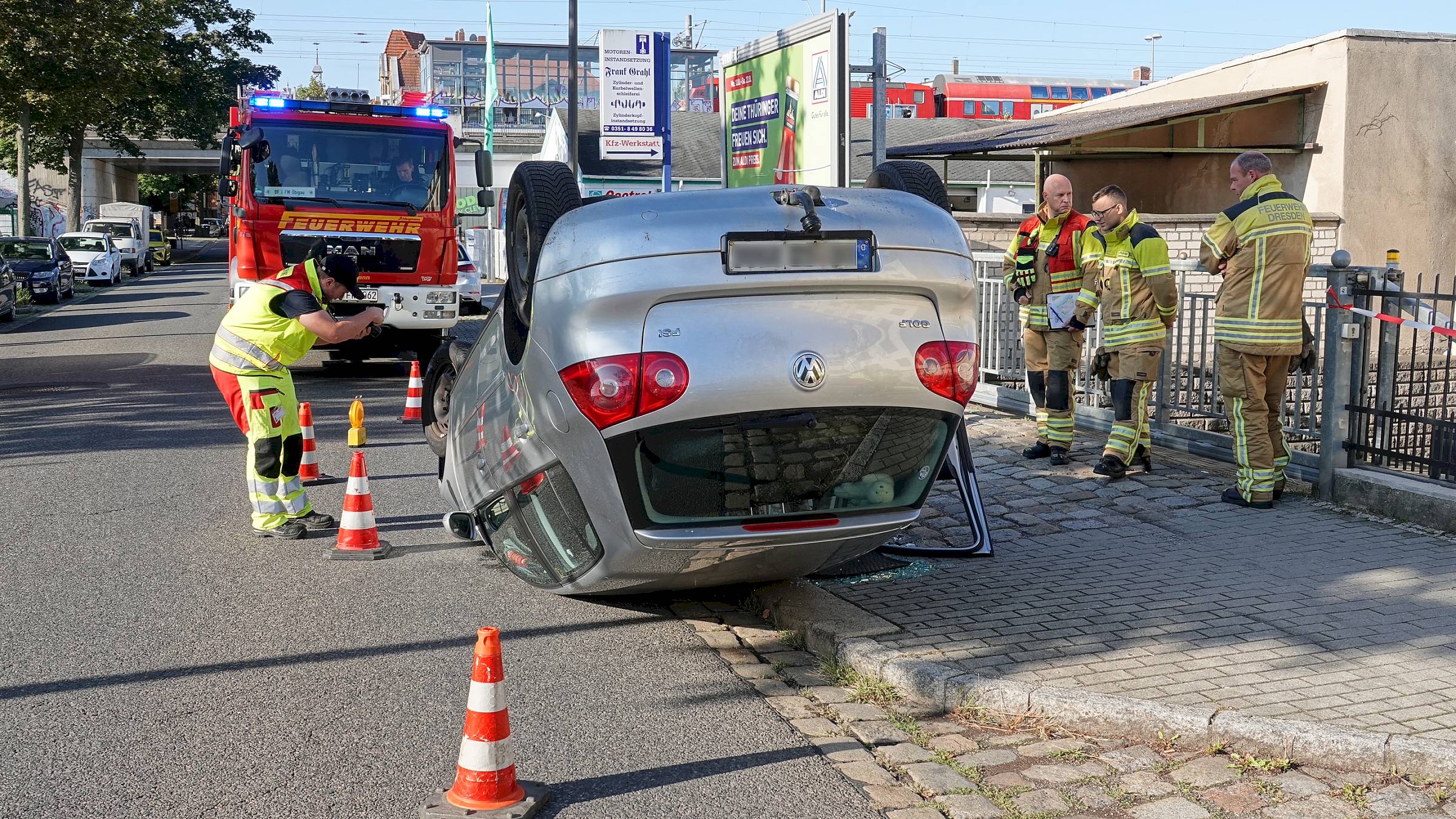 Auto überschlägt sich in Trachau - Foto: R. Halkasch