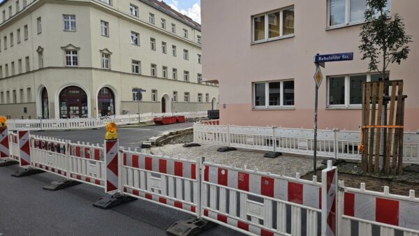 An der Rehefelder Straße entsteht der Zebrastreifen. Foto: J. Frintert