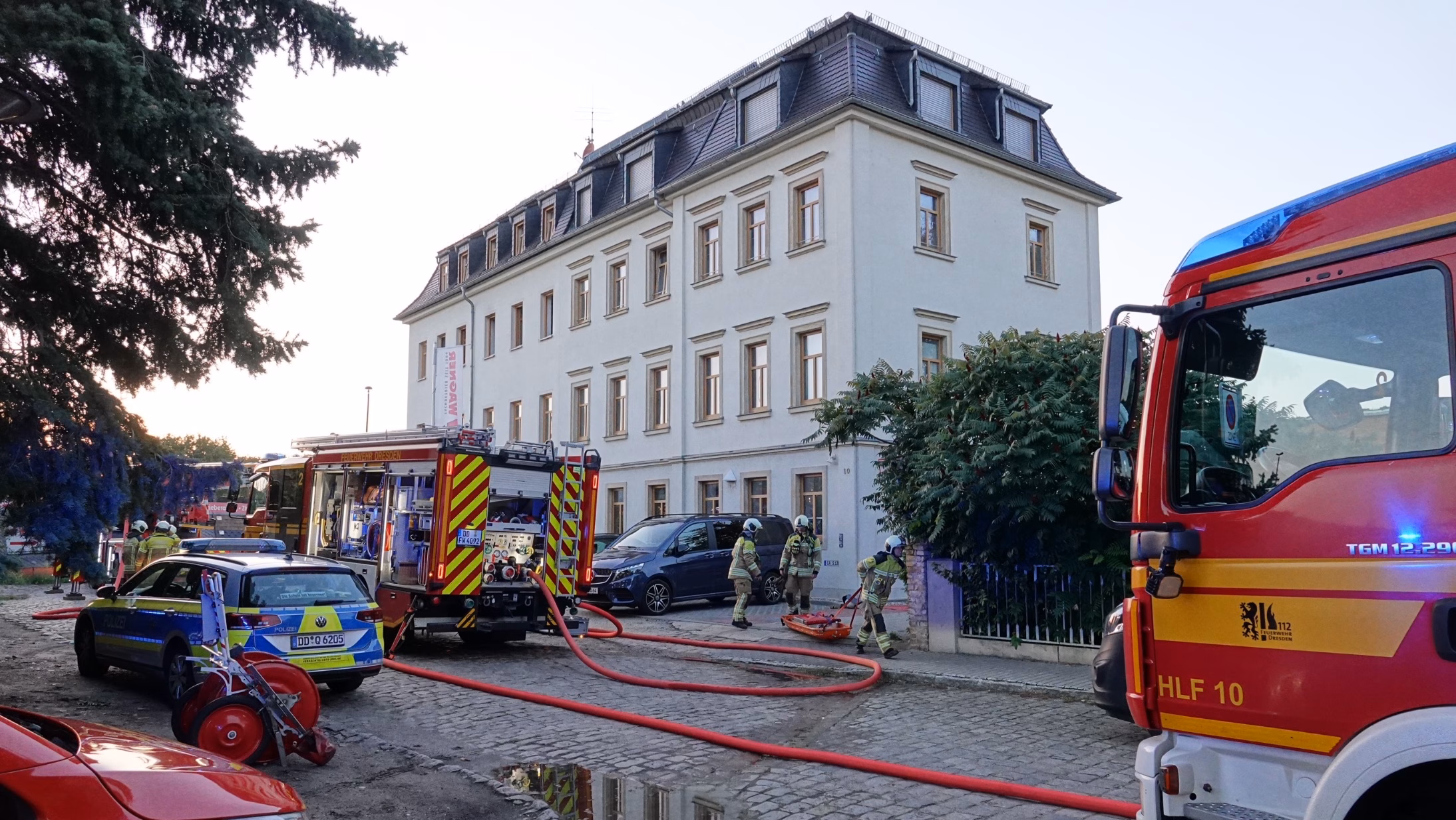 Feuerwehreinsatz an der Kunzstraße. Foto: R. Halkasch