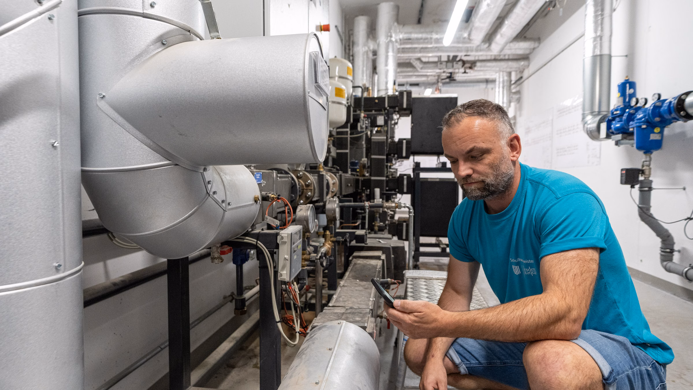 Der Hausmeister, Herr Hänsel, beim Ablesen der Zählerstände im Heizraum. Foto: Sebastian Diehl