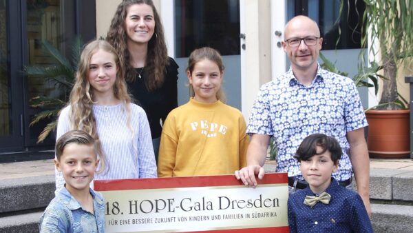 Musikschulleiter Daniel Scheufler, Chorleiterin Ella Wappler und stellvertretend für den Chor: Linda, Flora, Felix und Jesaia. Foto: Sabine Mutschke