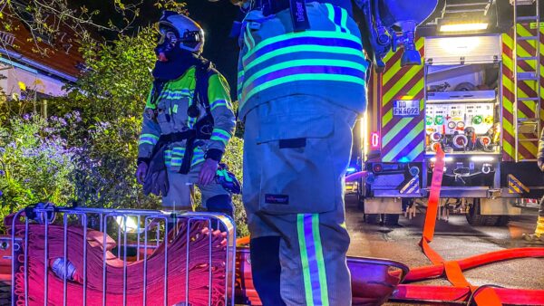 Symboldbild: Einsatzkräfte stehen bereit, um die Brandbekämpfung aufzunehmen. Foto: Feuerwehr Dresden