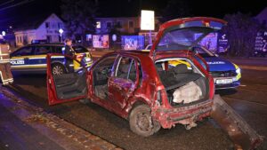 Verfolgungsfahrt endet mit Unfall und Polizeischüssen Ende einer Verfolgungsjagd auf der Leipziger Straße - Foto: R. Halkasch