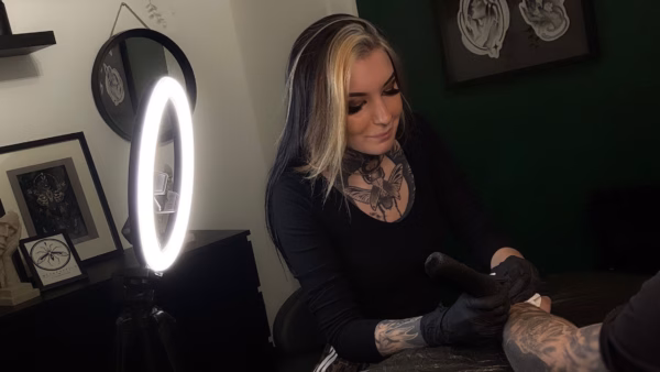 Linda bei der Arbeit - Foto: Mückenstich-Tattoo